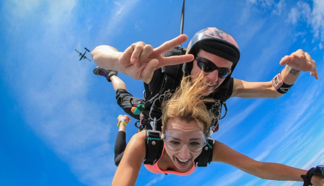Skydiving In Chicago - Weekday Special - 9,000ft Jump