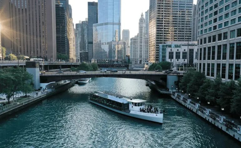 Early Premier Dinner Cruise on the Chicago River - 2.5 Hours