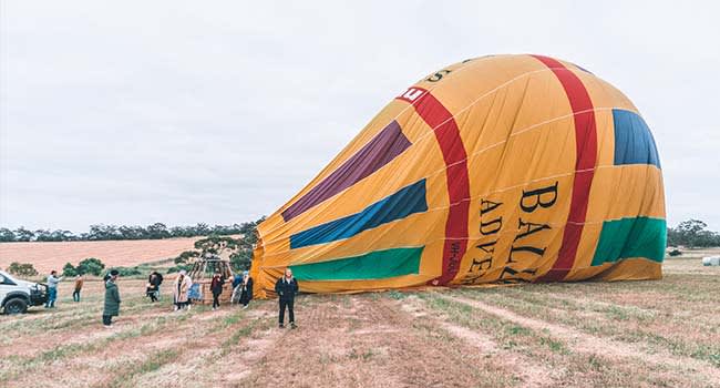 How do hot air balloons land?