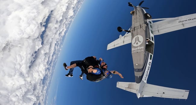 At what speed do skydivers fall?
