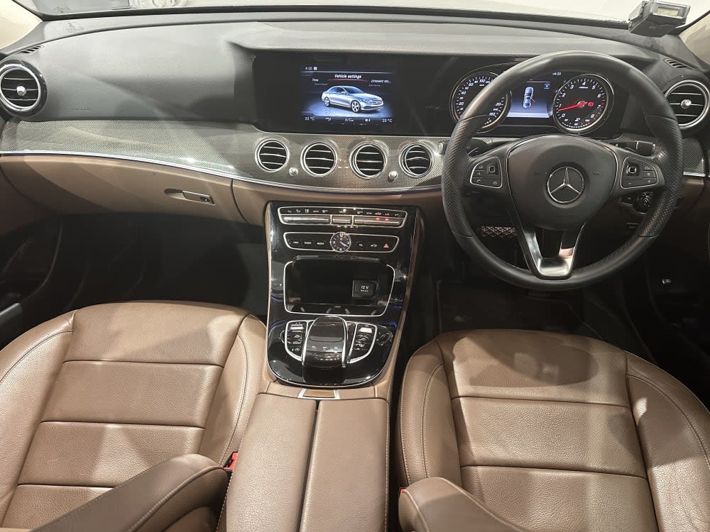 Mercedes Benz E200 AVANTGARDE 