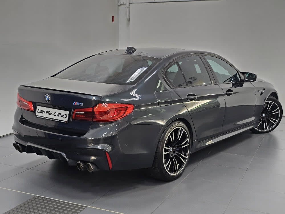 BMW M5 SEDAN 