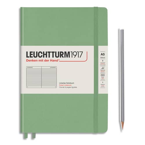 LEUCHTTURM - LEUCHTTURM 1917 Carnet rigide 14,8x21cm 251 pages lignées  numérotées. Coloris Vert sauge disponible chez BRES BUREAUTIQUE