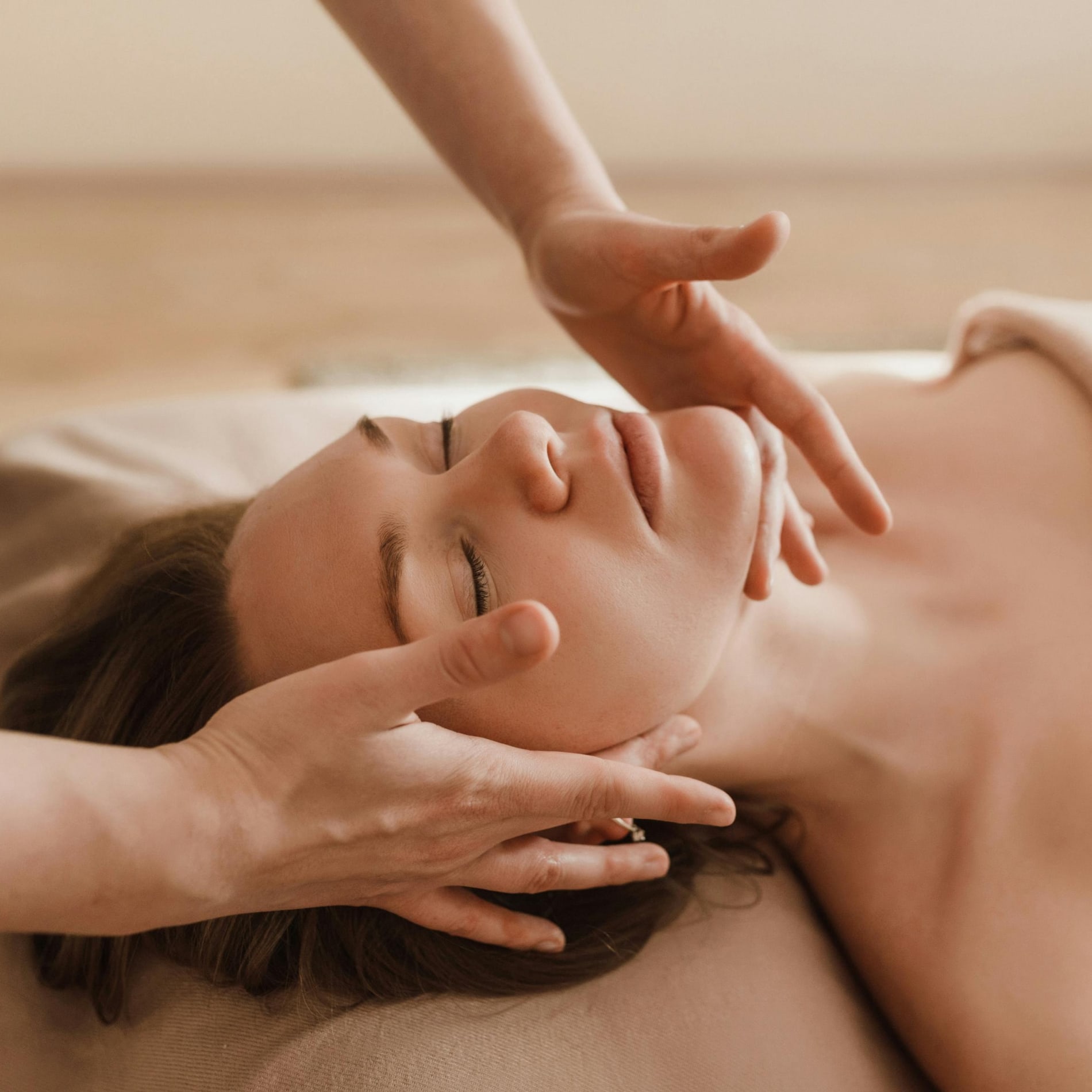 The AEDIT team covers The Secret Behind De-Puffing, Sculpting, and Glow: Lymphatic Drainage Explained.