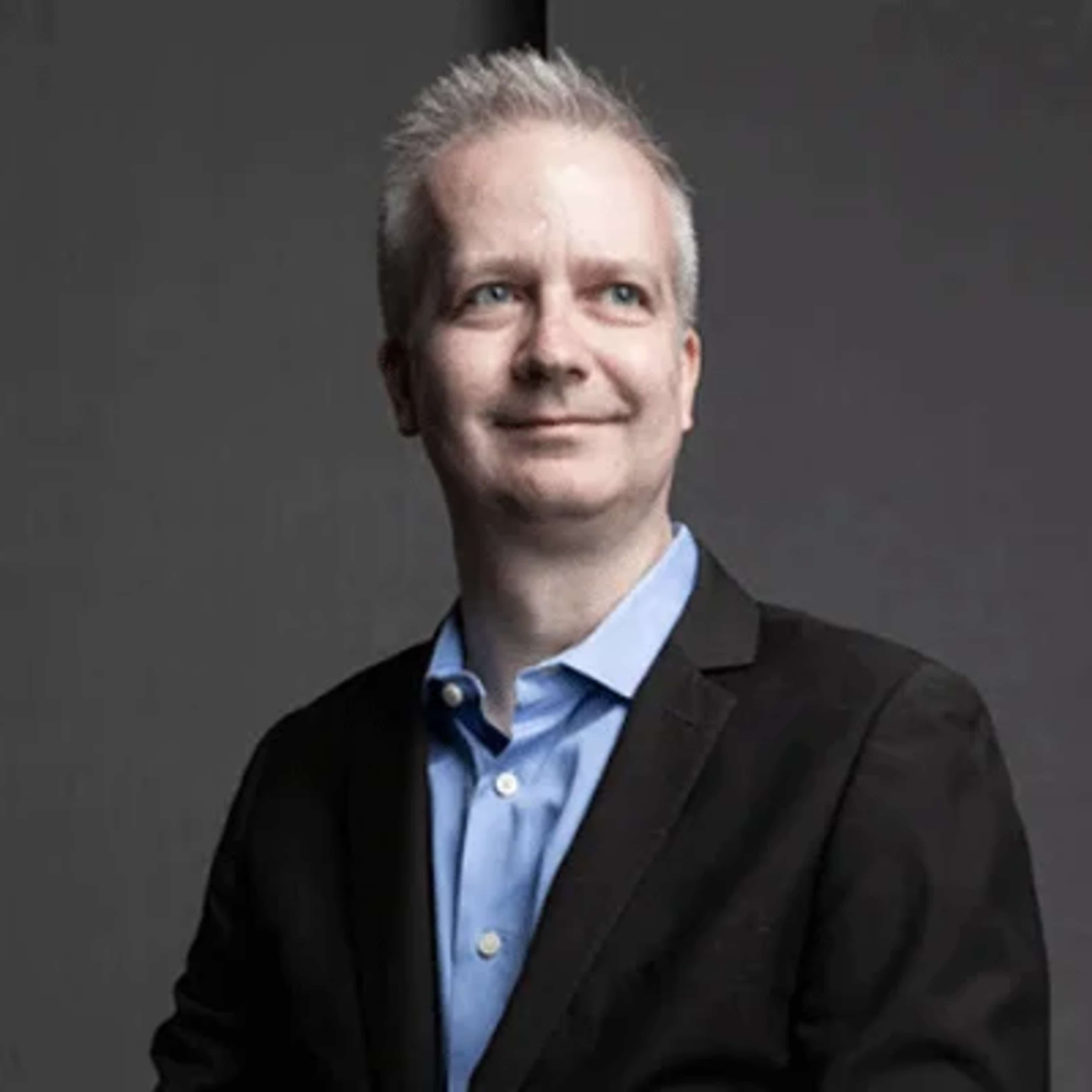 Three-quarter photo portrait of journalist Thom Geier