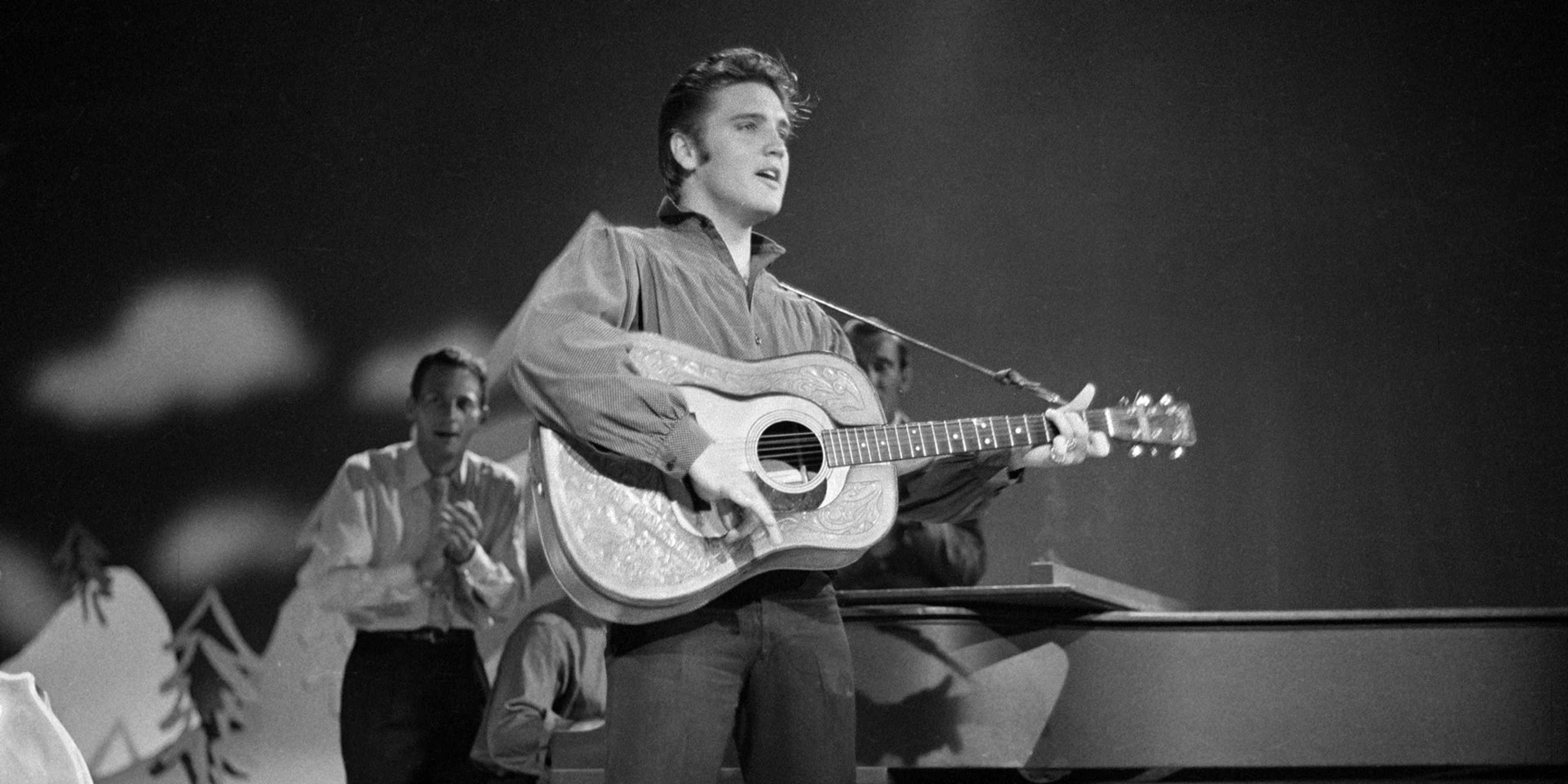 https://res.cloudinary.com/aenetworks/image/upload/c_fill%2Car_2%2Cw_3840%2Ch_1920%2Cg_auto/dpr_auto/f_auto/q_auto%3Aeco/v1/tdih-elvis-presley-ed-sullivan-show-gettyimages-456847972?_a=BAVAZGB00