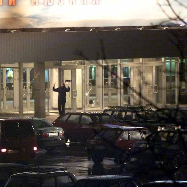Armed Chechens take Theatre Hostages