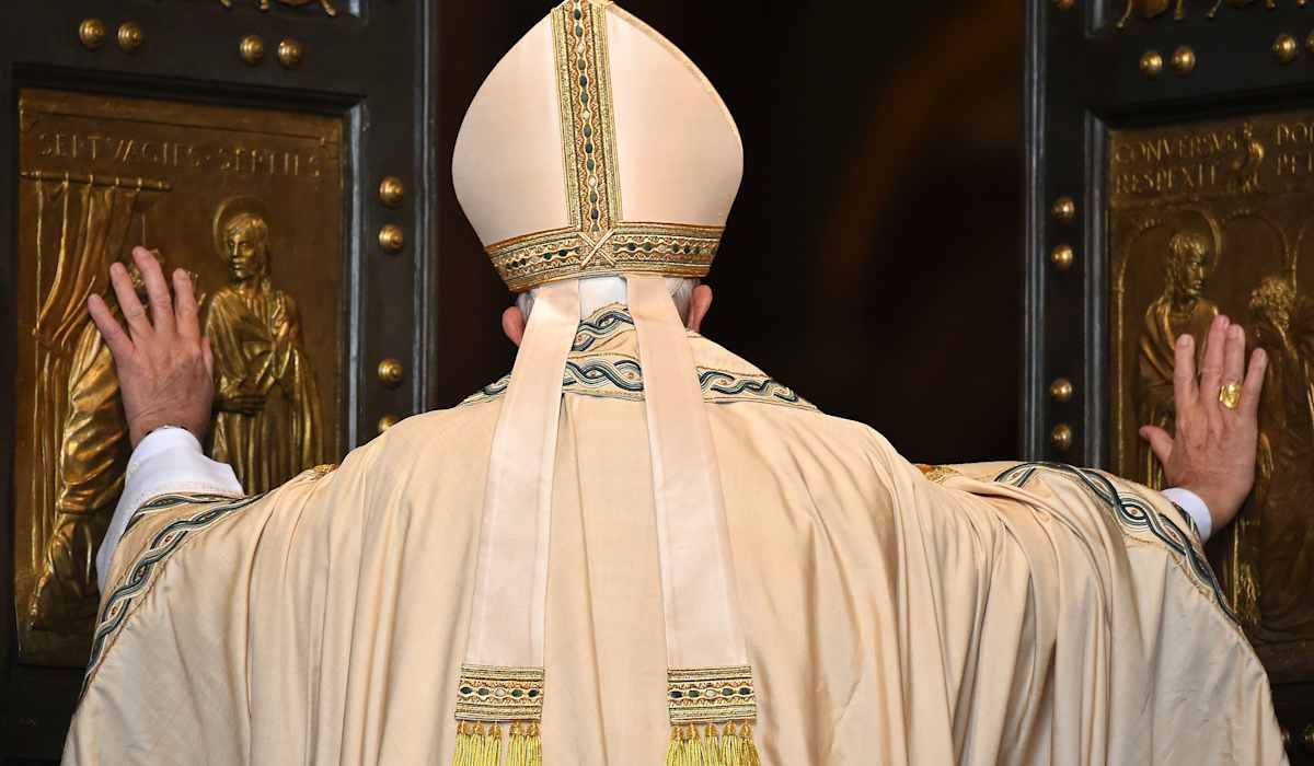 Pope Francis opens a "Holy Door" at St Peter's basilica to mark the start of the Jubilee Year of Mercy, on December 8, 2015 in Vatican. 
