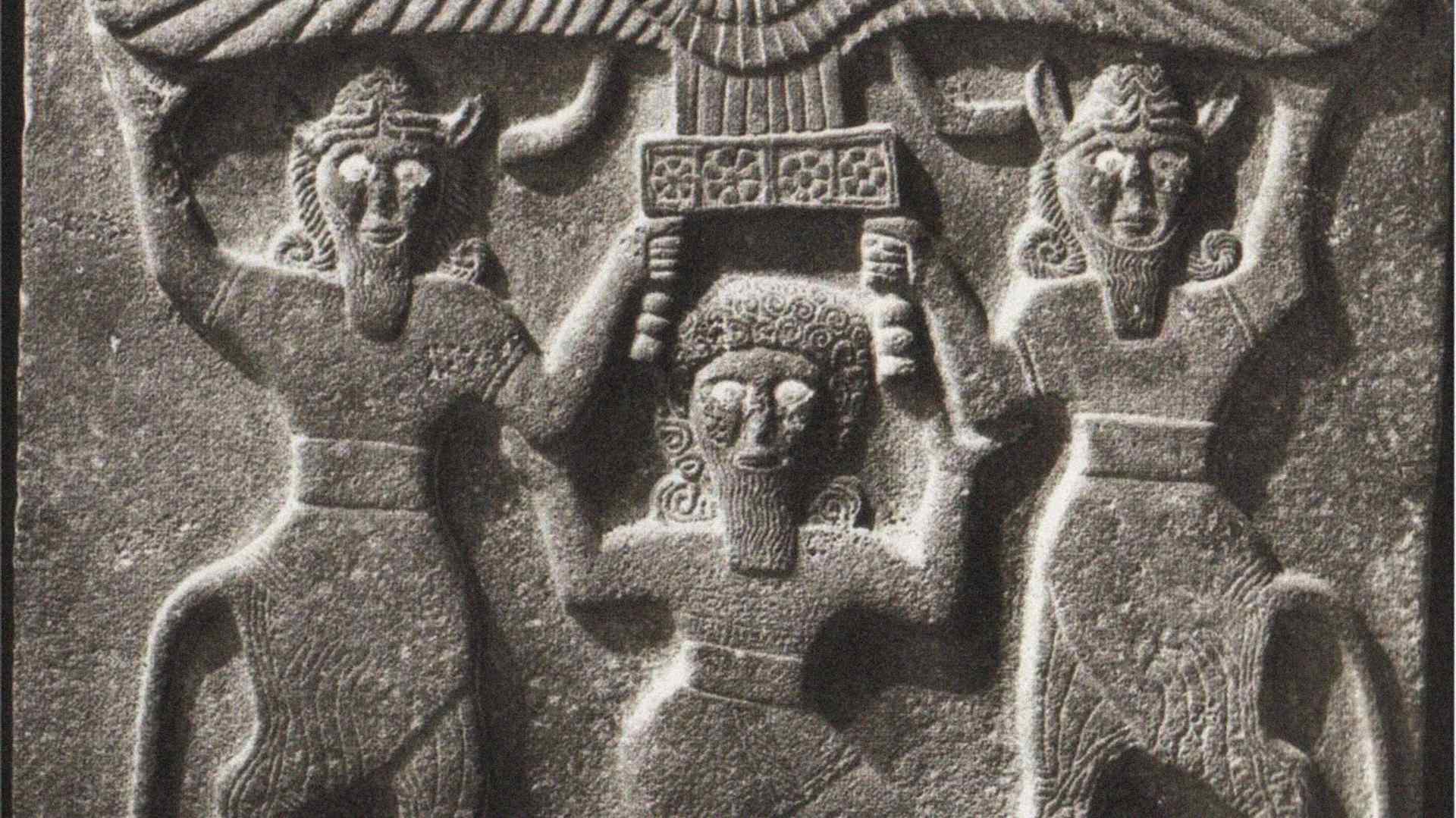 Gilgamesh depicted between two minotaur demigods.