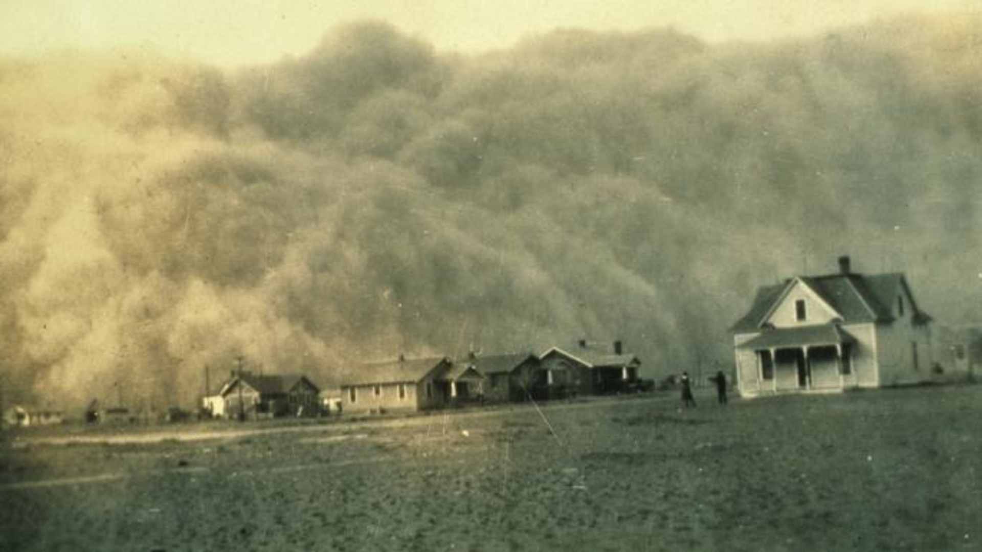 A dust storm approaches Stratford, Texas in April, 1935. (Credt: NOAA/MCT/MCT/Getty Images)