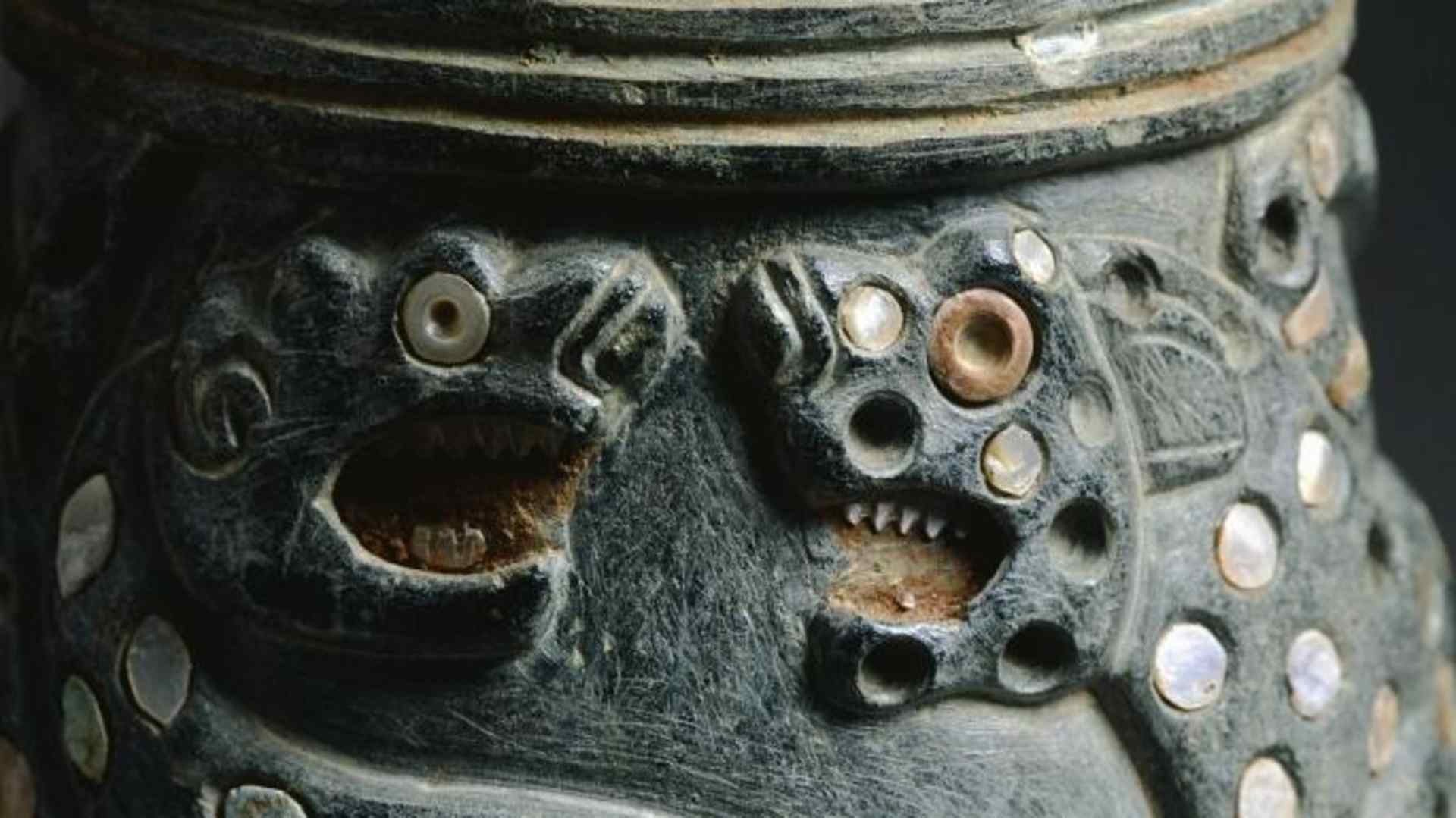 Detail of the fragment from a steatite vase.