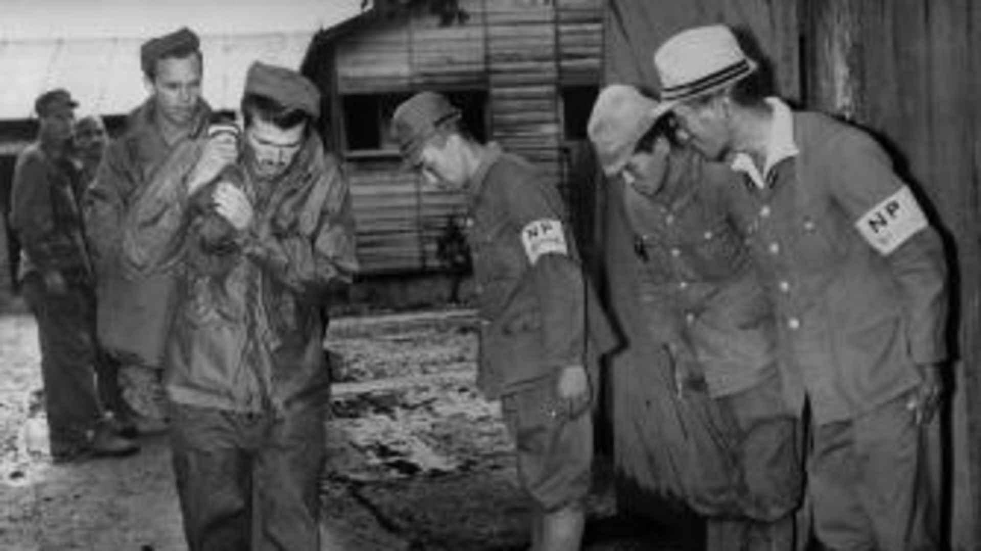 Former guards at the Ofuna prisoner of war camp in Japan bid farewell to liberated U.S. prisoners (Credit: Fox Photos/Getty Images)