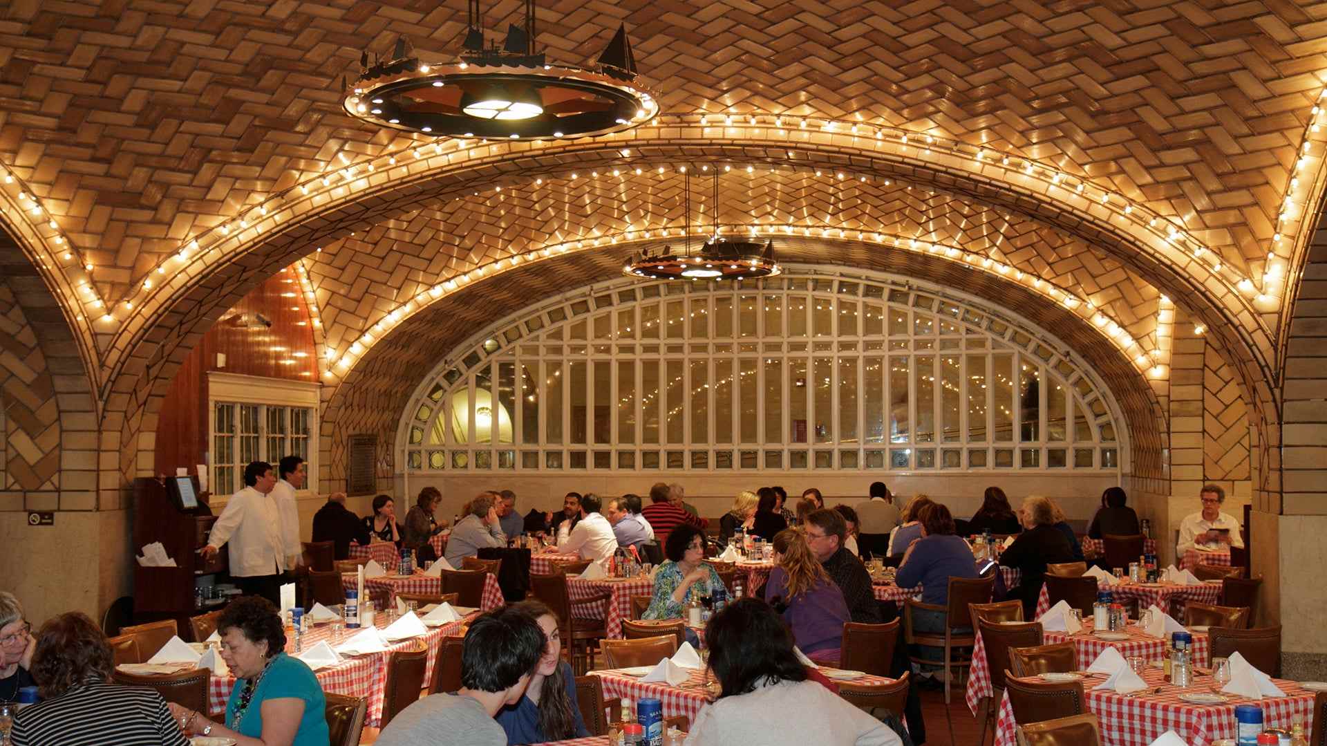 The interior inside Grand Central Oyster Bar.