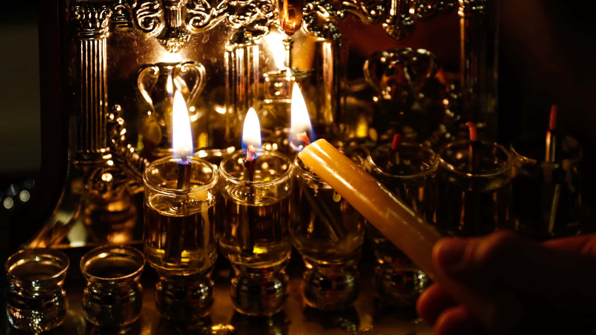 Hanukkah, How to Light the Menorah, Hanukkiah