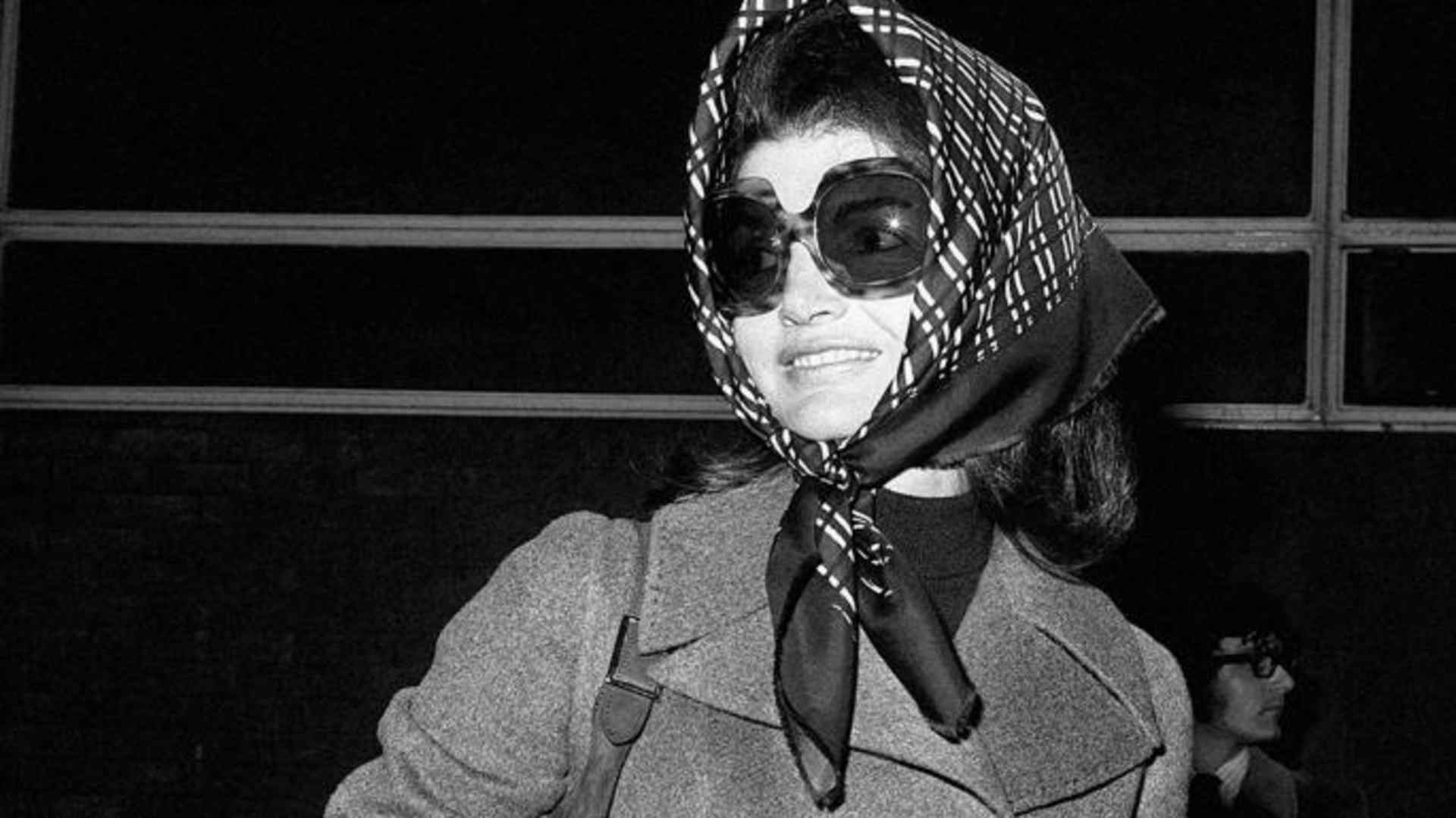 Jackie Onassis at the London Airport. (Credit: PA Images / Alamy Stock Photo)