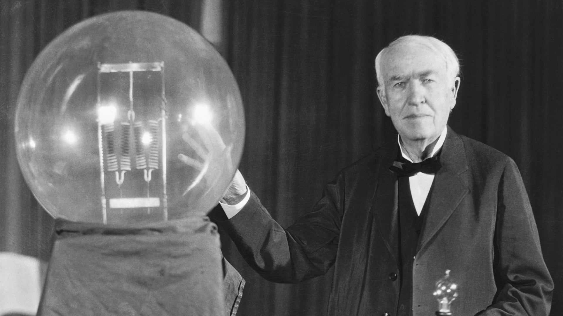 Thomas Edison, incandescent light bulb
