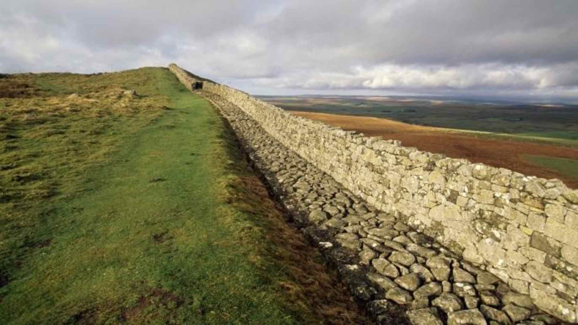 Photo of modern ruins of Hadrian’s Wall. (DEA/S. VANNINI/Getty Images)