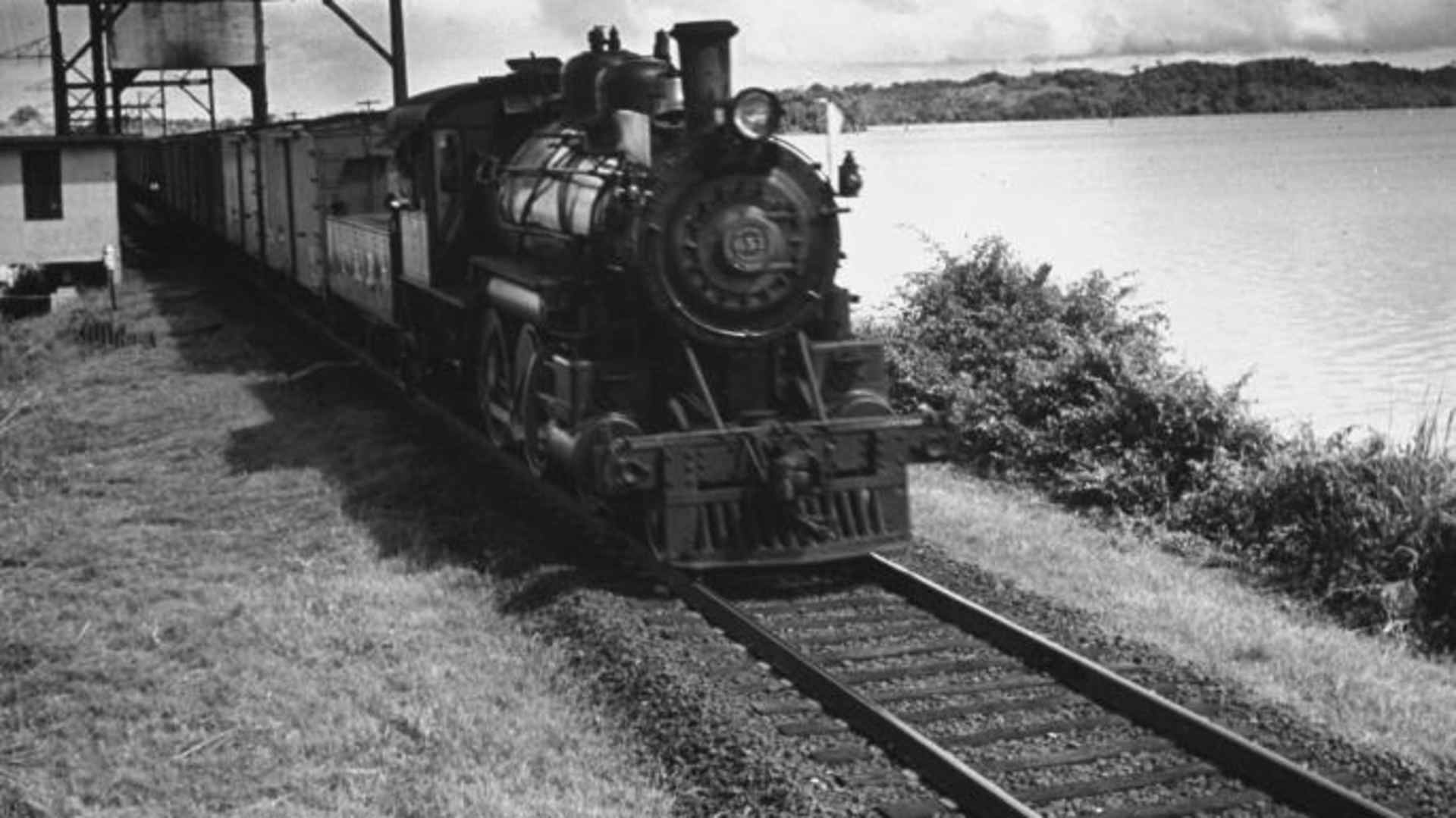 Railroad train following tracks beside Panama Canal.  (Credit: Thomas D. Mcavoy/The LIFE Picture Collection/Getty Images)
