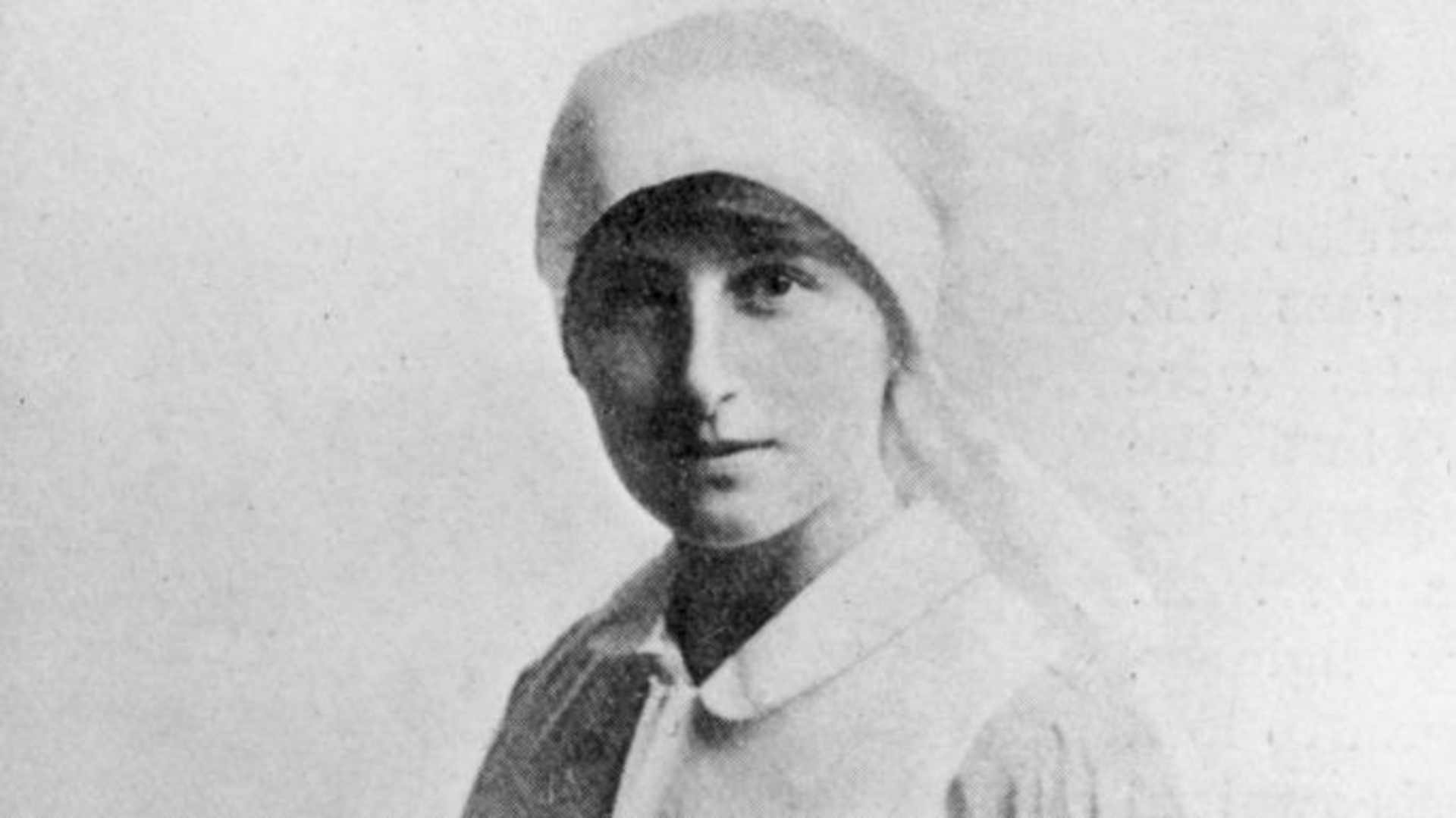 Vera Brittain in her nurse uniform.  (Credit: Hulton Archive/Getty Images)