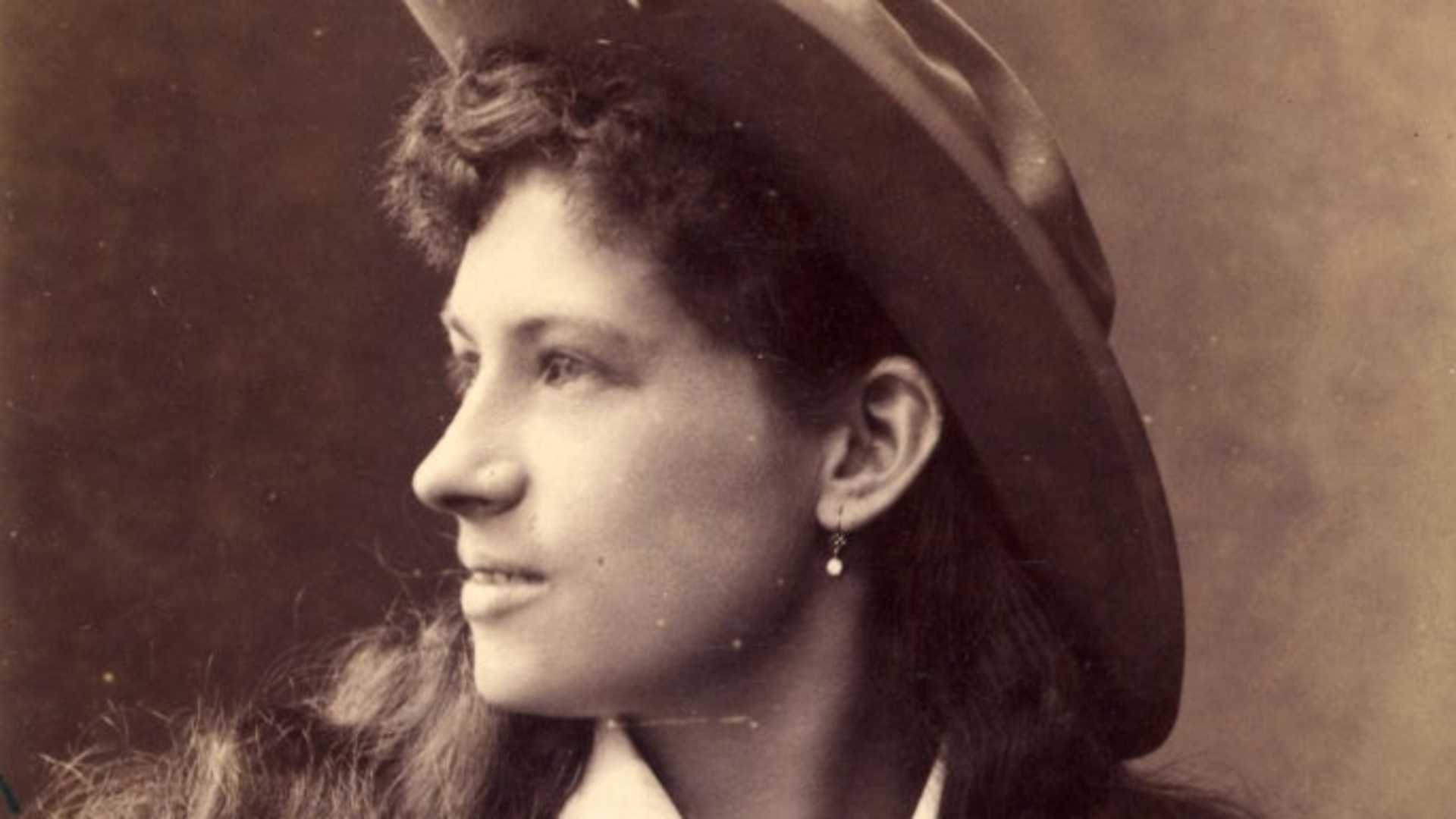 US rodeo star Annie Oakley (1860 - 1926) the highly skilled trick shooter with the Buffalo Bill Wild West Show.   (