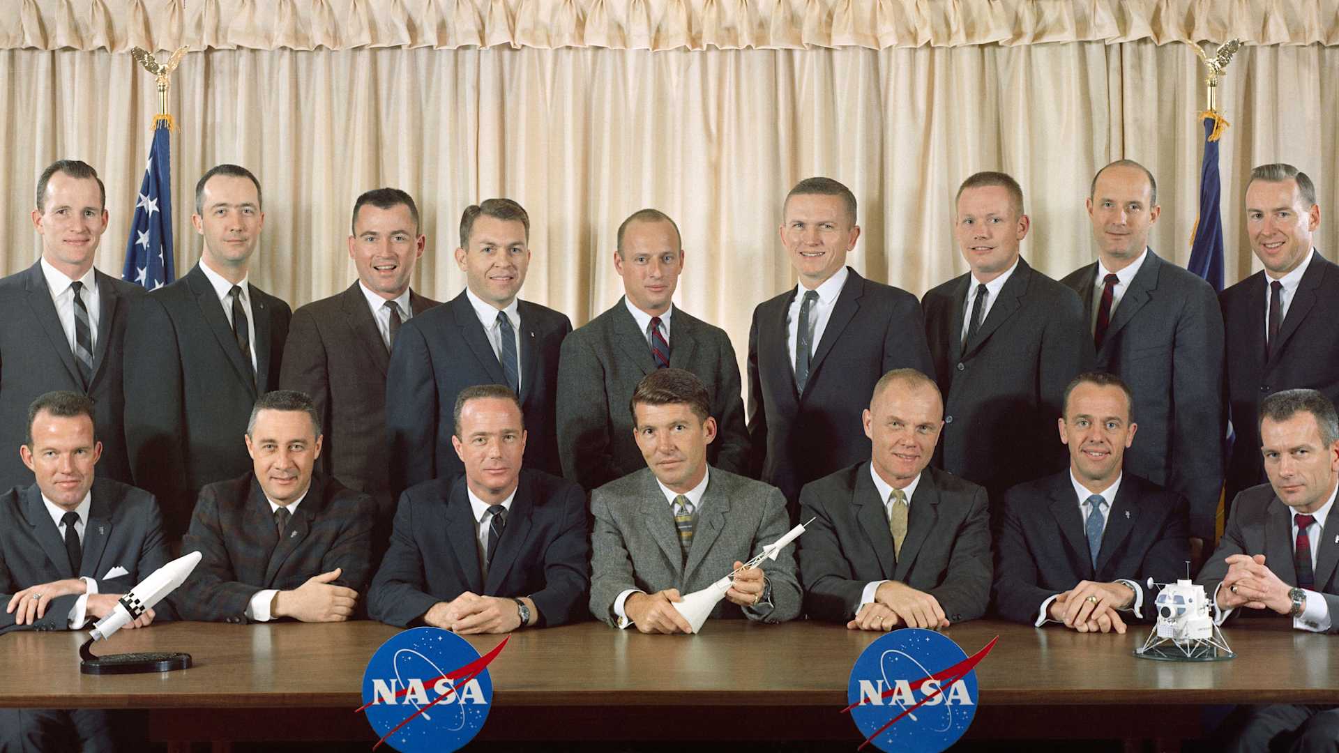 PORTRAIT - ASTRONAUT GROUP 16 (NEW AND OLD) - MSC