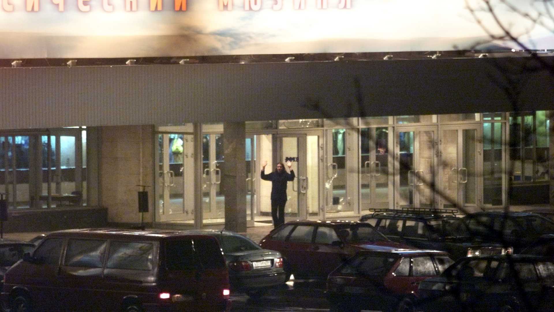 Armed Chechens take Theatre Hostages