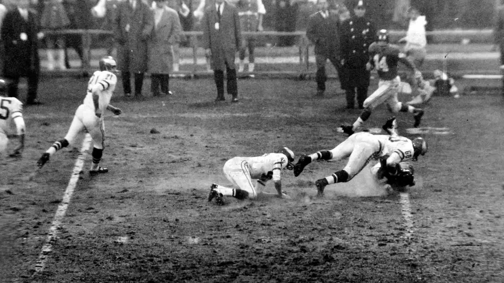 Philadelphia Eagles linebacker Chuck Bednarik knocked New York Giants running back Frank Gifford unconscious.