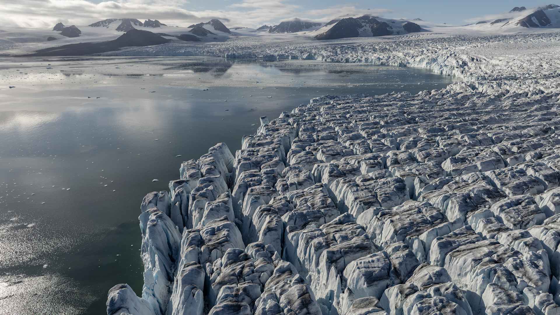 Arctic Ocean melts into Atlantic Ocean due to global warming