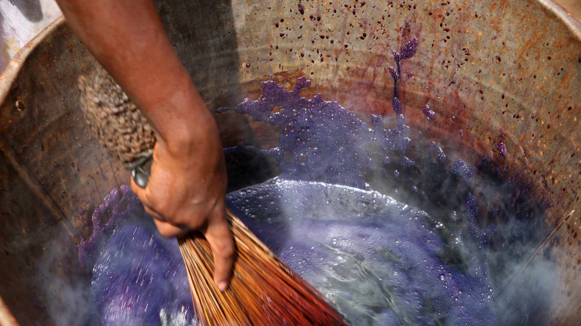 Mali - Bamako - Mixing purple dye