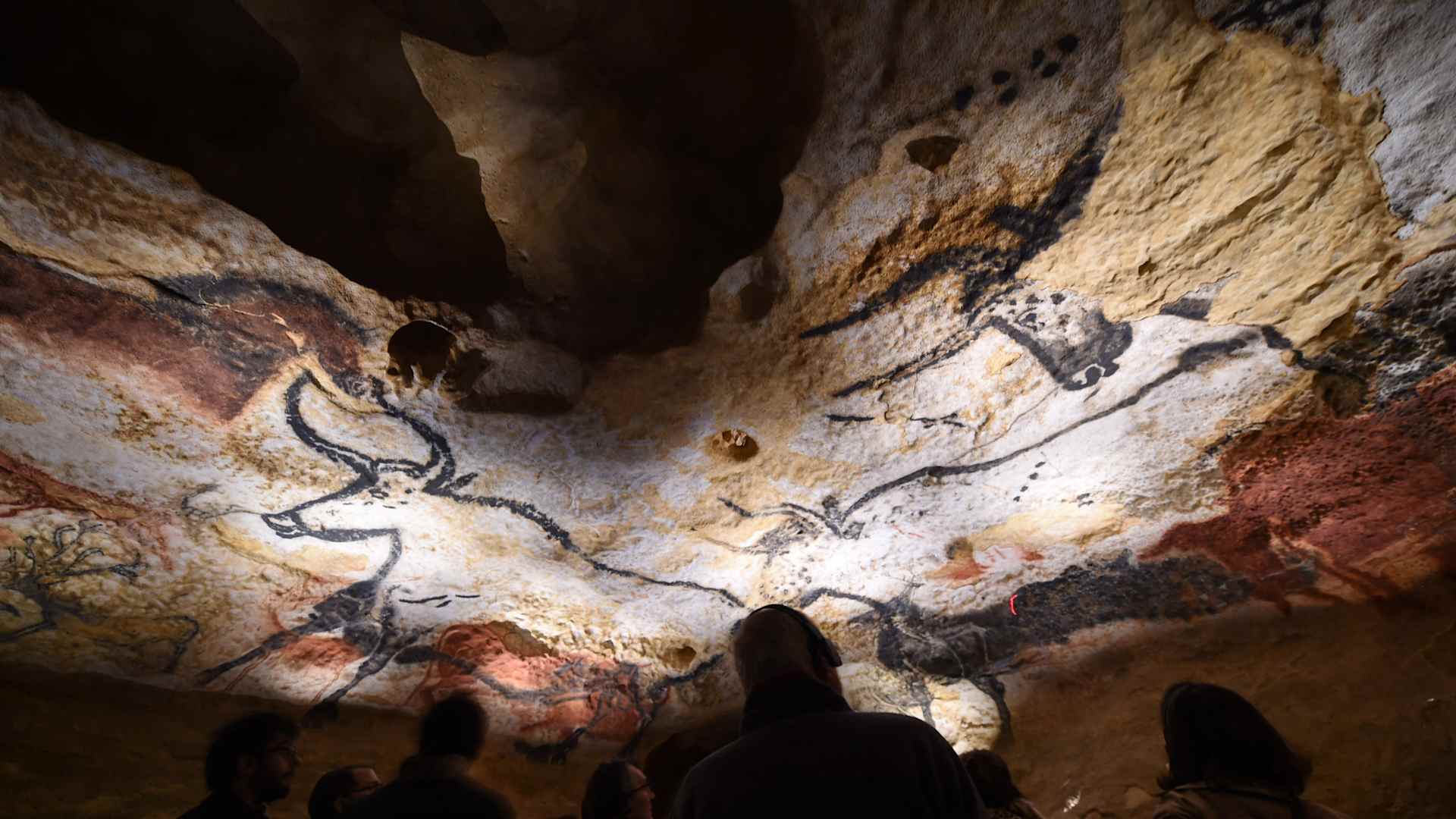 TOPSHOT-FRANCE-ARCHAEOLOGY-HERITAGE-PAINTING-LASCAUX
