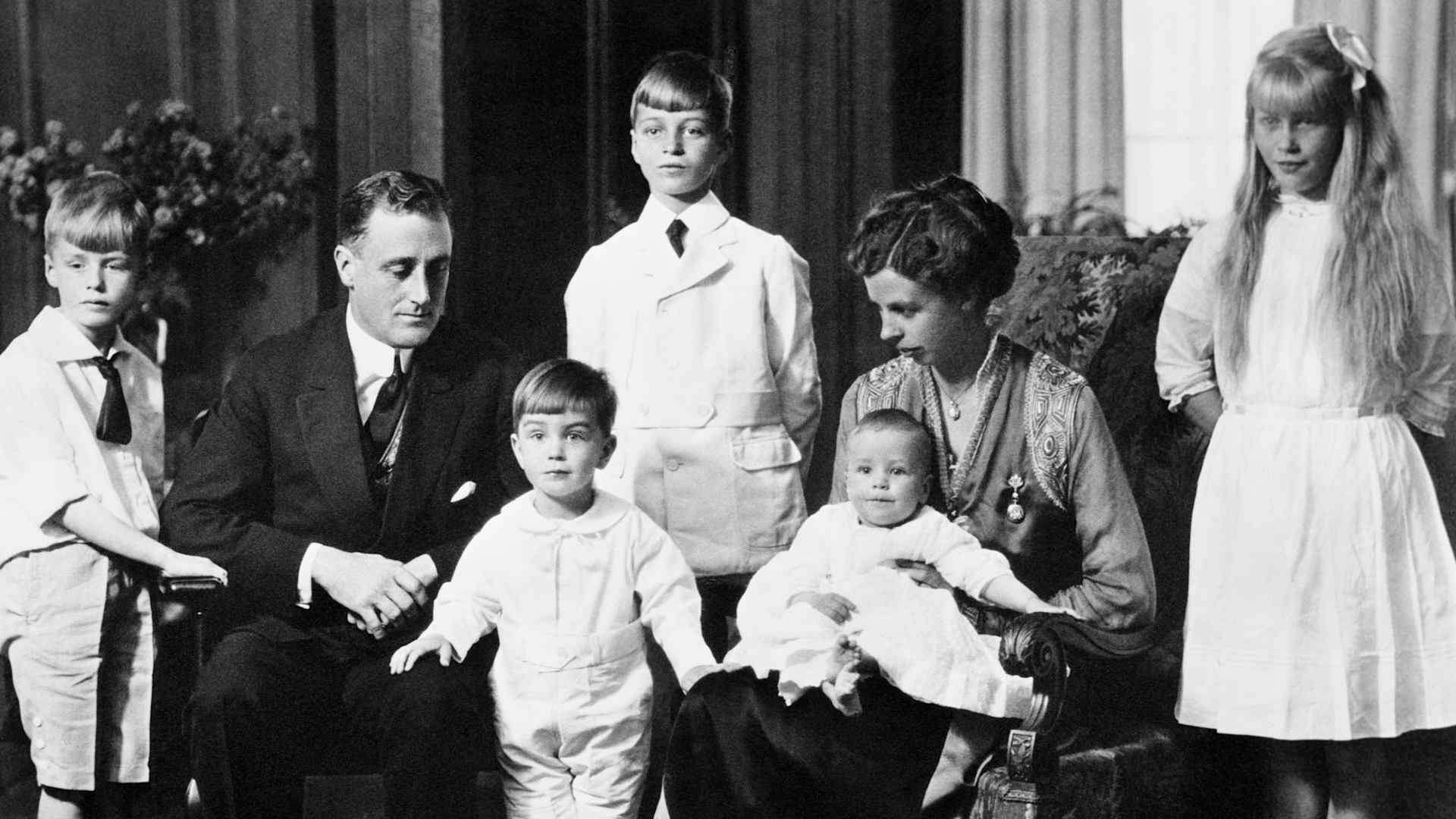 Family portrait of Franklin Delano Roosevelt with wife Eleanor and their young children, with parents sitting and children standing