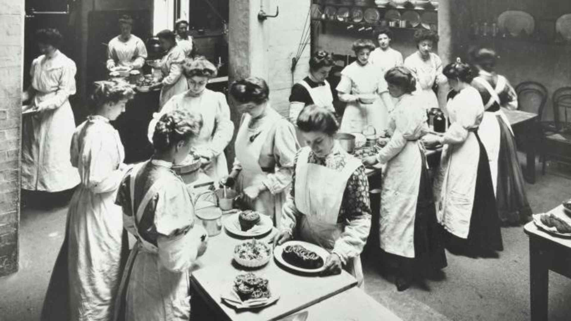 A class at the National Training School of Cookery, London, 1907