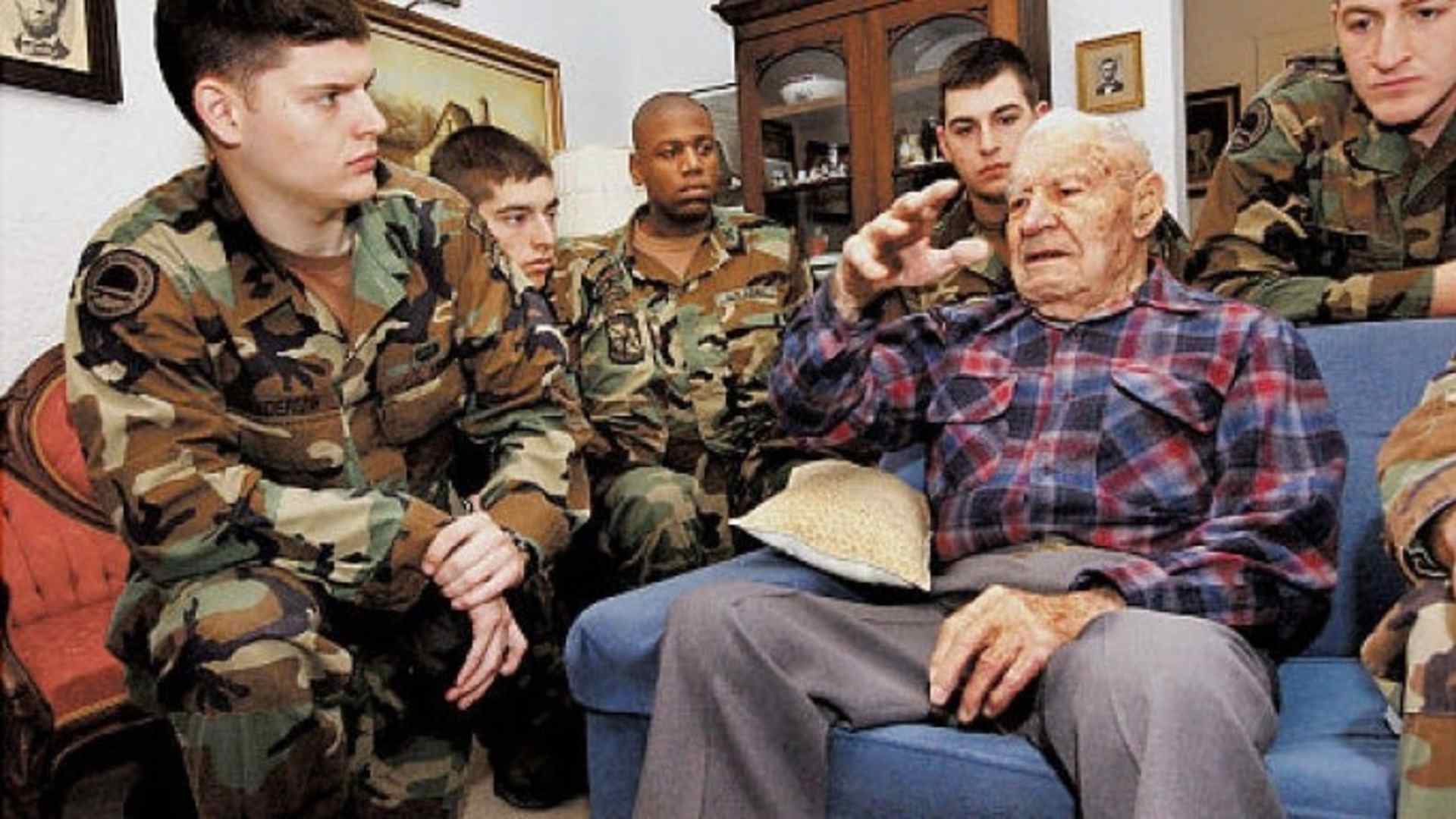 Bataan Death March survivor Albert Brown, who died last weekend at 105, speaks with ROTC members in 2005. 