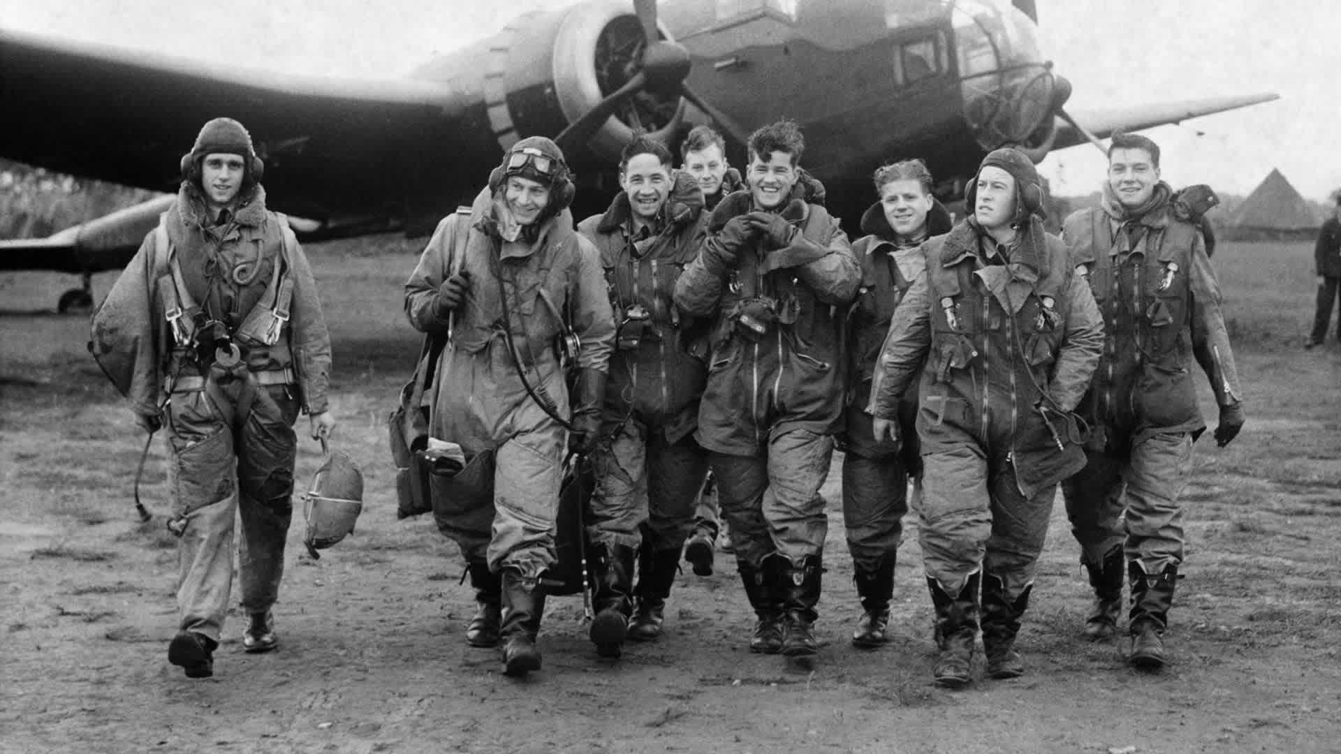 RAF Bomber CrewRAF Bomber crews of No 83 Squadron in front of a Handley Page Hampden bomber at RAF Scampton, Lincolnshire, October 1940. (Photo by © Hulton-Deutsch Collection/CORBIS/Corbis via Getty Images)