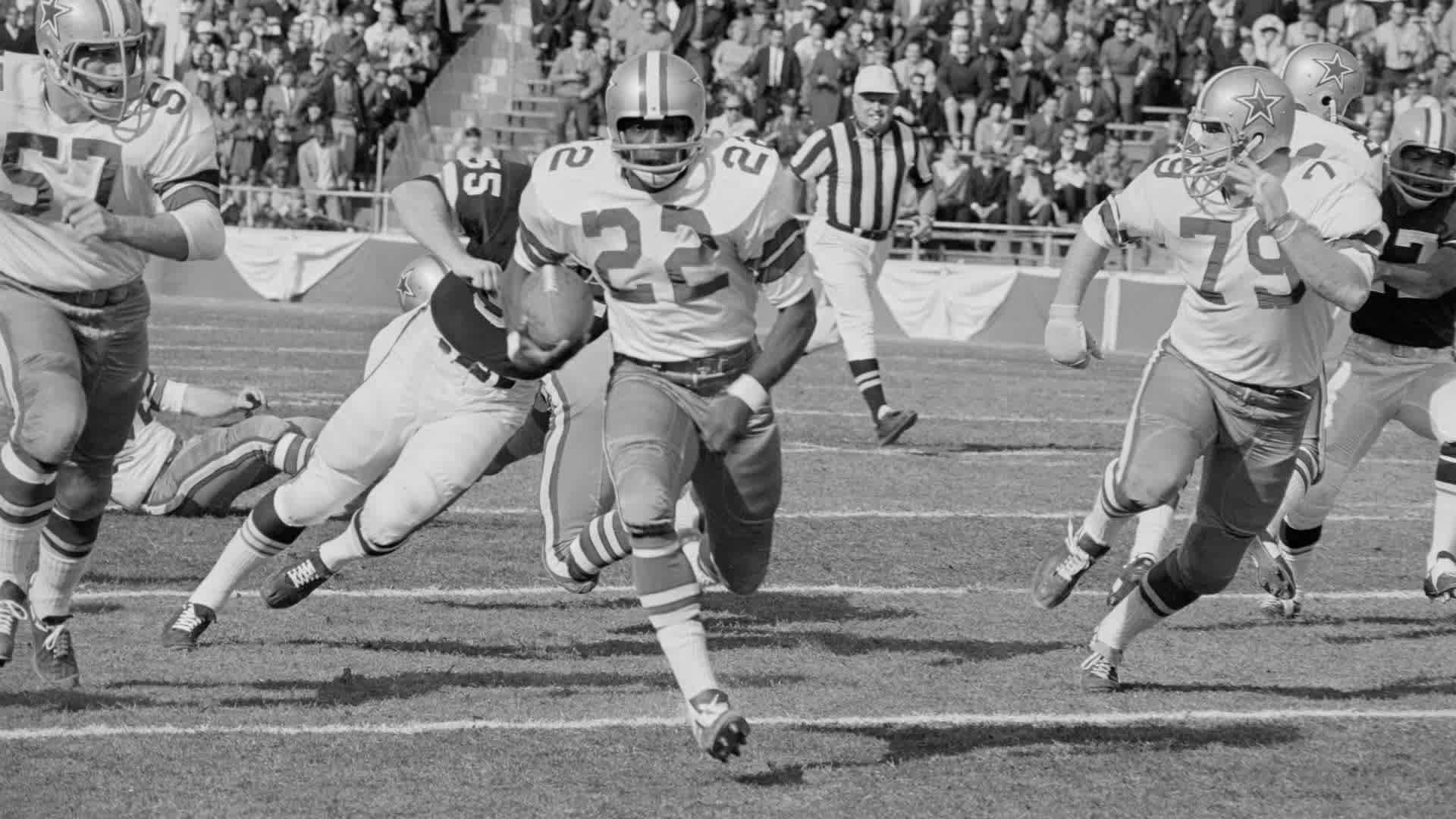 (Original Caption) Dallas Cowboys Bob Hayes (22) takes a punt during the first quarter and runs it back 64 yards to the Cleveland Browns 13-yard line. Dallas went on to score a few plays later. Dallas was leading the Browns 24-7 at halftime. That's John DeMarie (55) who missed Hayes.