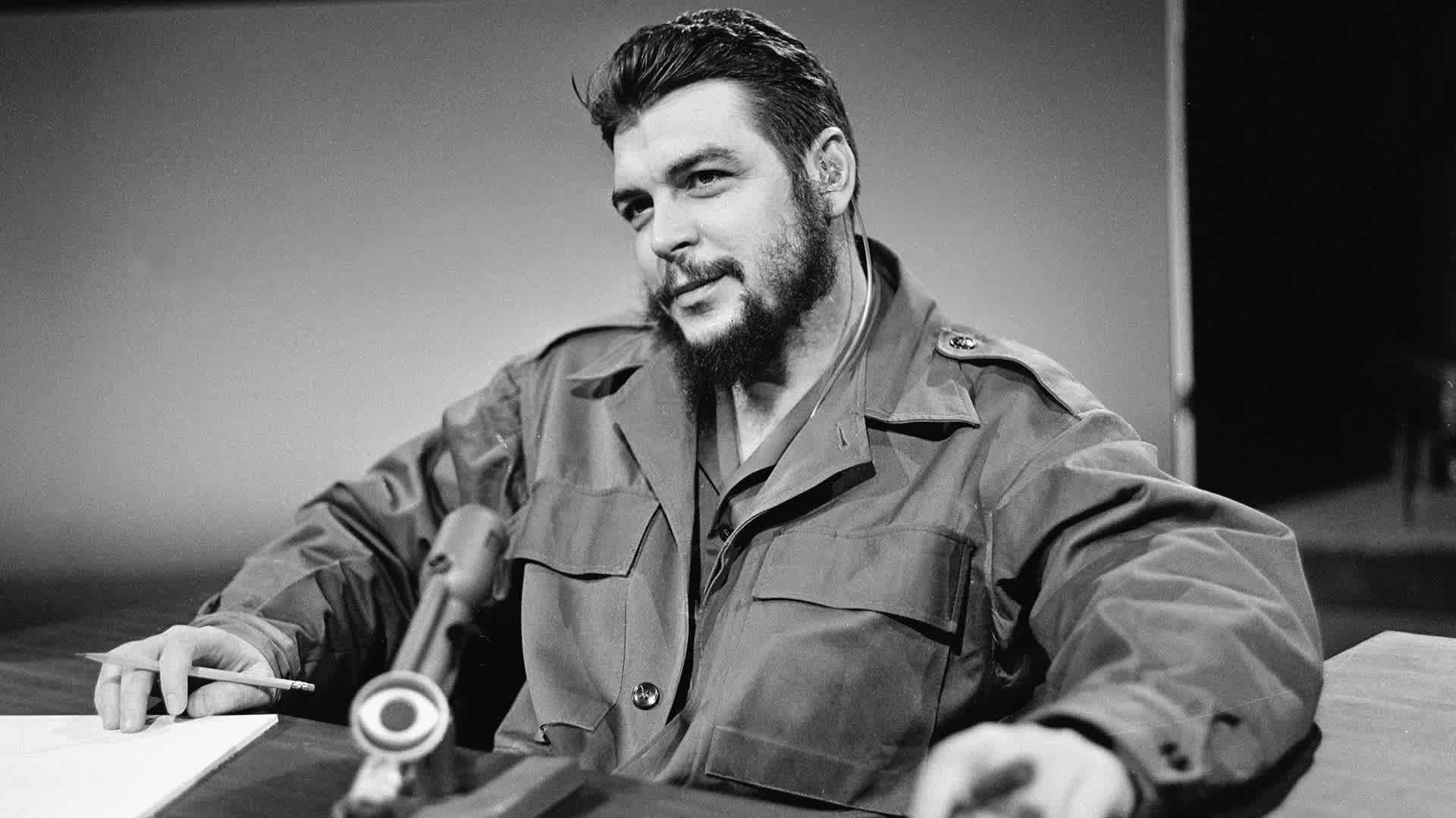 Argentinian-born Marxist revolutionary Ernesto Che Guevara (1928 - 1967), Cuban Minister of Industry, dressed in military fatigues, smokes a cigar and appears on the CBS current affairs program 'Face the Nation,' New York, New York, December 14, 1964. (Photo by CBS Photo Archive/Getty Images)