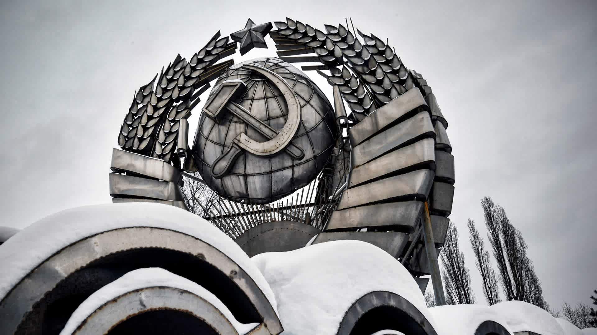 RUSSIA-USSR-HISTORY-ARTA picture taken on December 26, 2021 shows a state emblem of former USSR, which was removed from Leninsky avenue after the collapse of the Soviet Union in 1991, displayed at a modern history sculpture park in Moscow. - The 30th anniversary of Mikhail Gorbachev's resignation as president of the USSR was marked on December 25, 2021. (Photo by Alexander NEMENOV / AFP) (Photo by ALEXANDER NEMENOV/AFP via Getty Images)