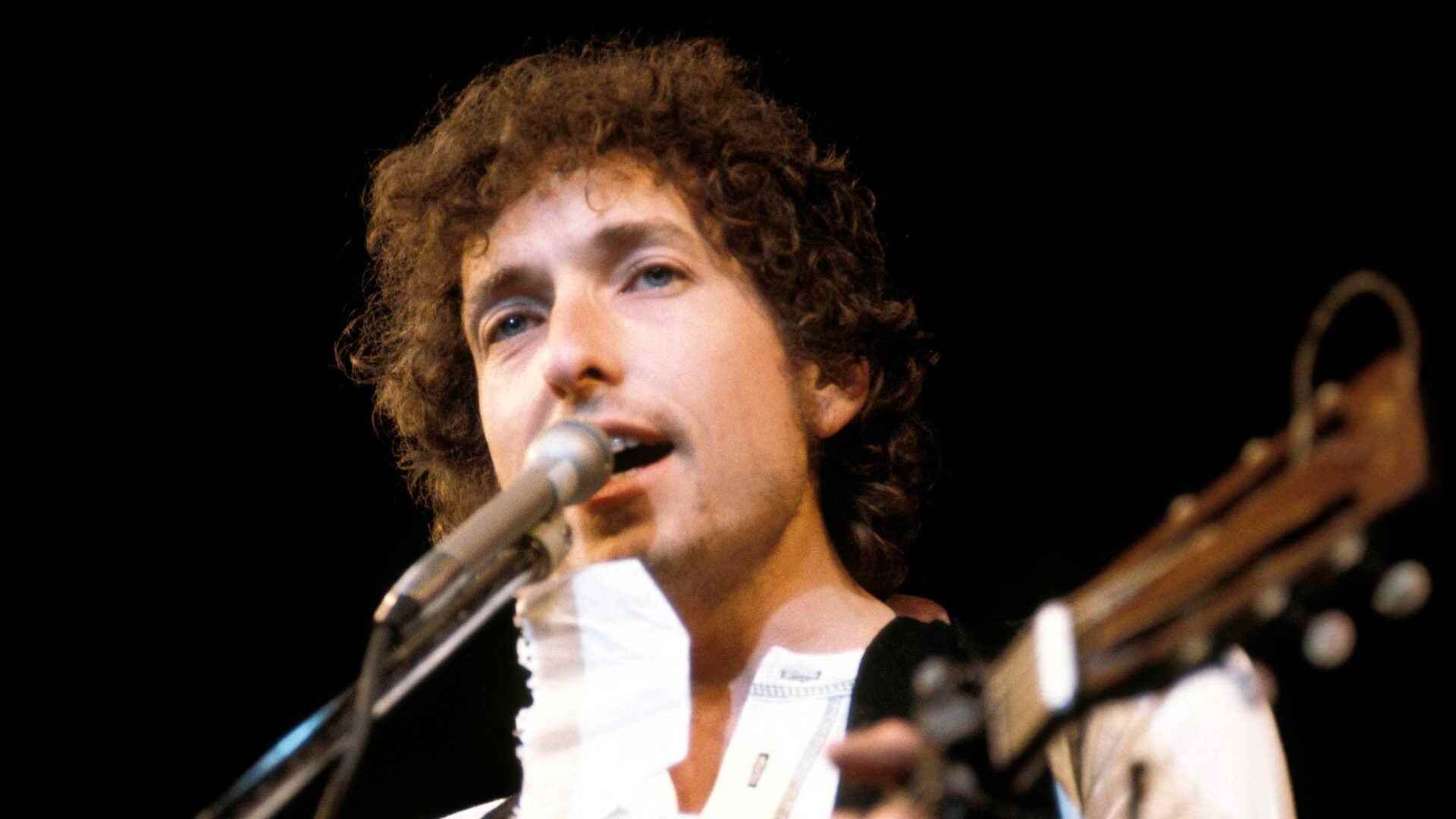 Bob Dylan performing live in New York, 1974.