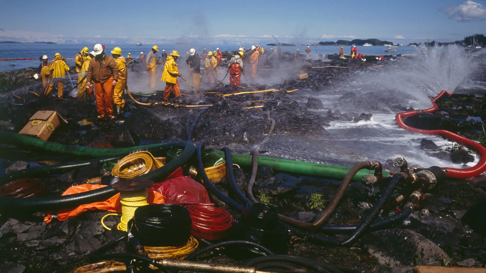 Oil Spill in Alaska Teams of firefighters cleaning the Alaskan coast following the Exxon Valdez oil spill. (Photo by jean-Louis Atlan/Sygma via Getty Images)