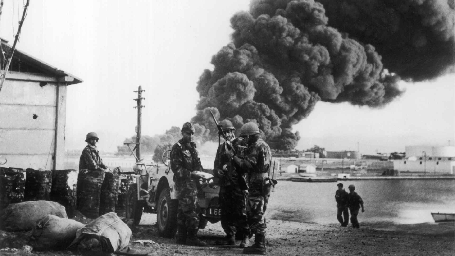 A troop of French parachutists verifying their position during the Suez crisis in 1956. (Photo by Keystone-France/Gamma-Keystone via Getty Images)