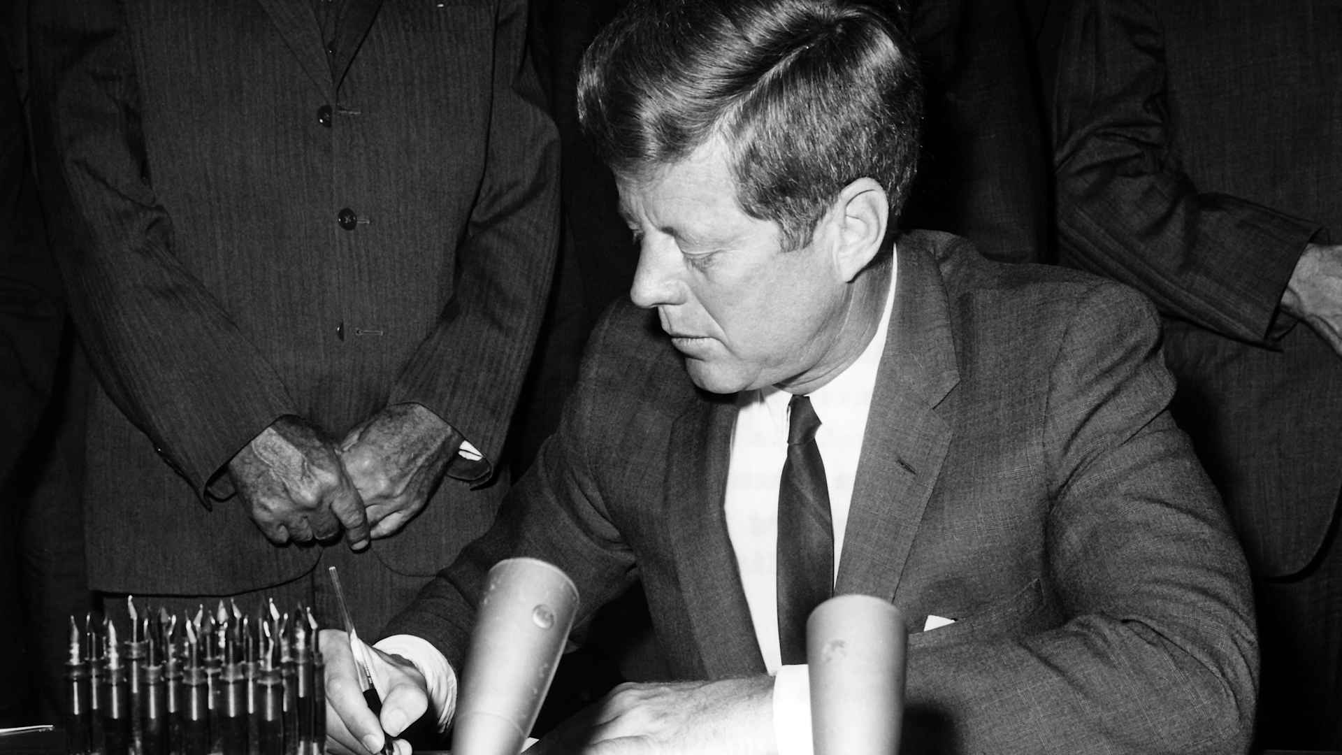 US president John F. Kennedy signs the Partial Nuclear Test Ban Treaty on 07 October 1963.
