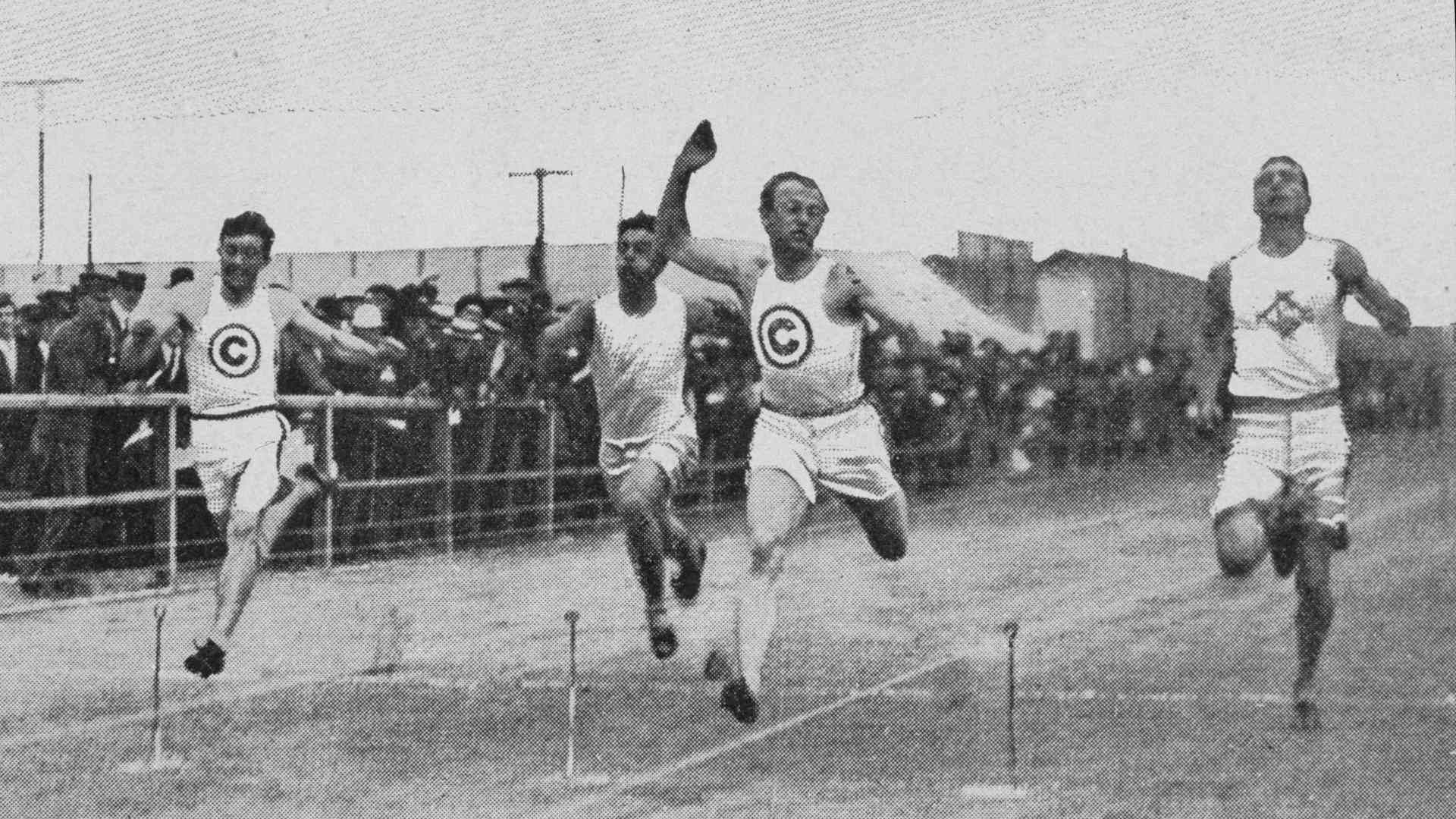 American athlete Archie Hahn (1880-1955) wins the men's 60-metres event, with unspecified runners during the 1904 Summer Olympics, held at Francis Olympic Field in St Louis, Missouri, 29th August 1904. (Photo by Popperfoto/Getty Images)