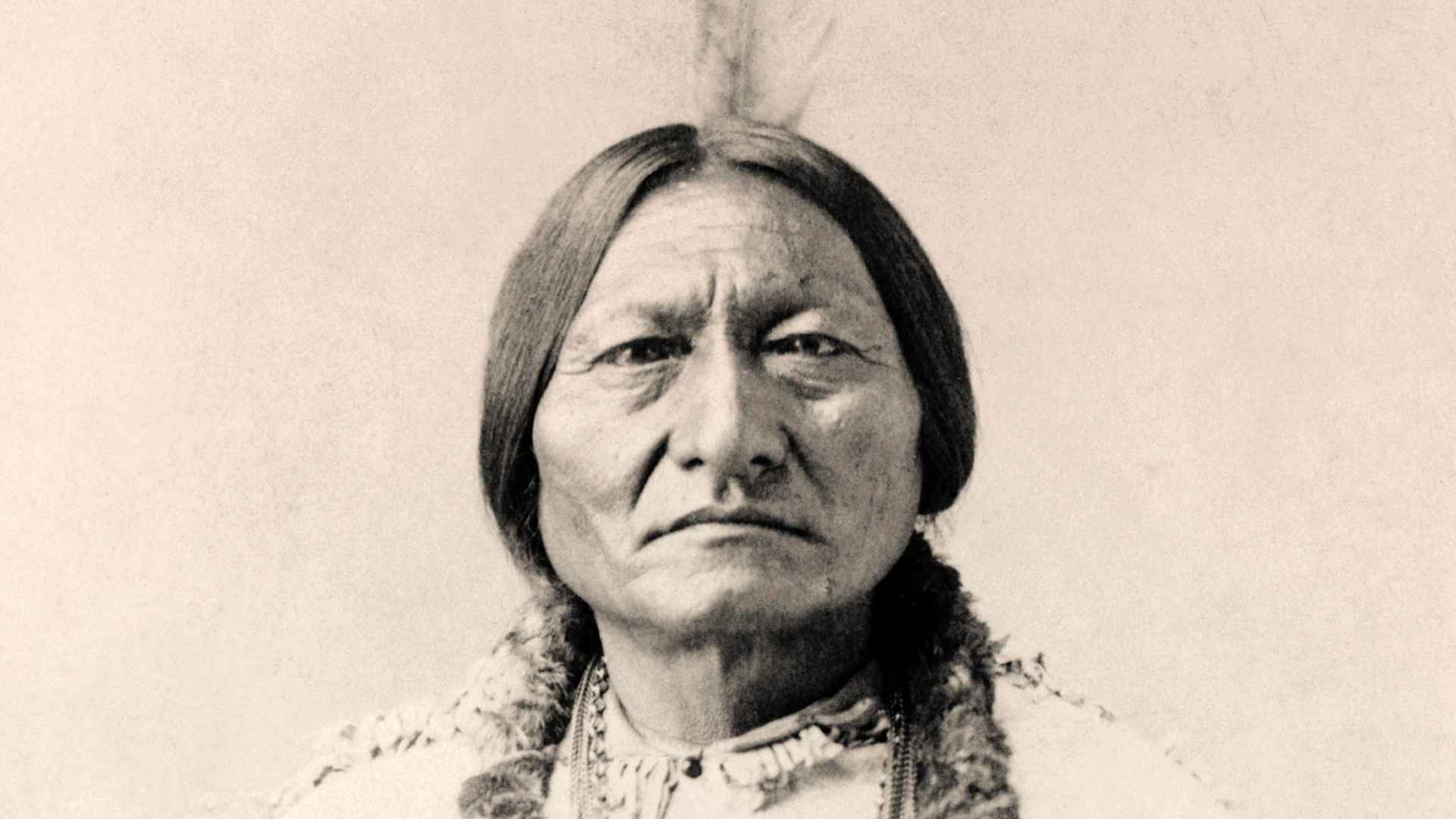 Sitting Bull born circa 1831 died 1890. Hunkpapa Lakota Sioux holy man. Portrait on a 19th century cabinet card.UNSPECIFIED - CIRCA 1800: Sitting Bull born circa 1831 died 1890. Hunkpapa Lakota Sioux holy man. Portrait on a 19th century cabinet card. (Photo by Universal History Archive/Getty Images)