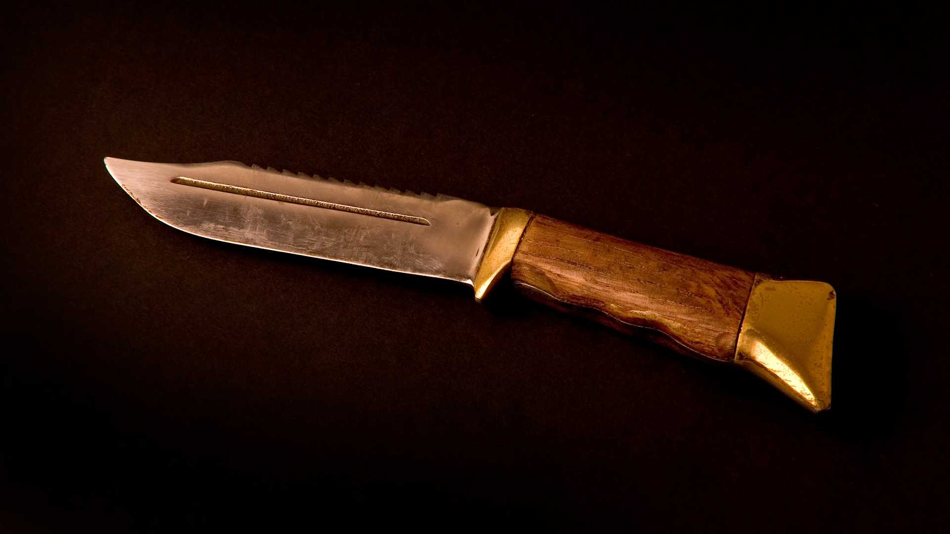 Big hunting knife with dramatic lighting.