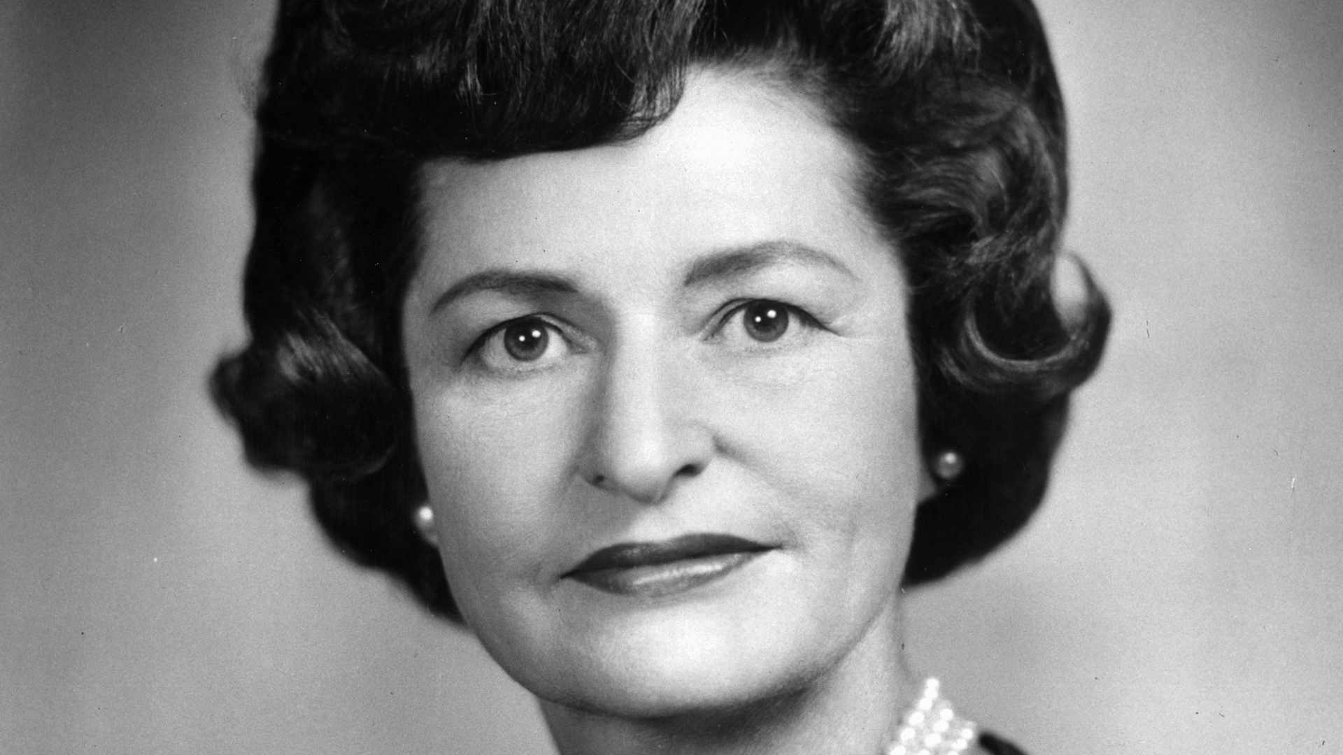 1962: Headshot of Vice President Lyndon B. Johnson's wife, Lady Bird, wearing a pearl necklace and a rose brooch on her sweater. (Photo by Hulton Archive/Getty Images)
