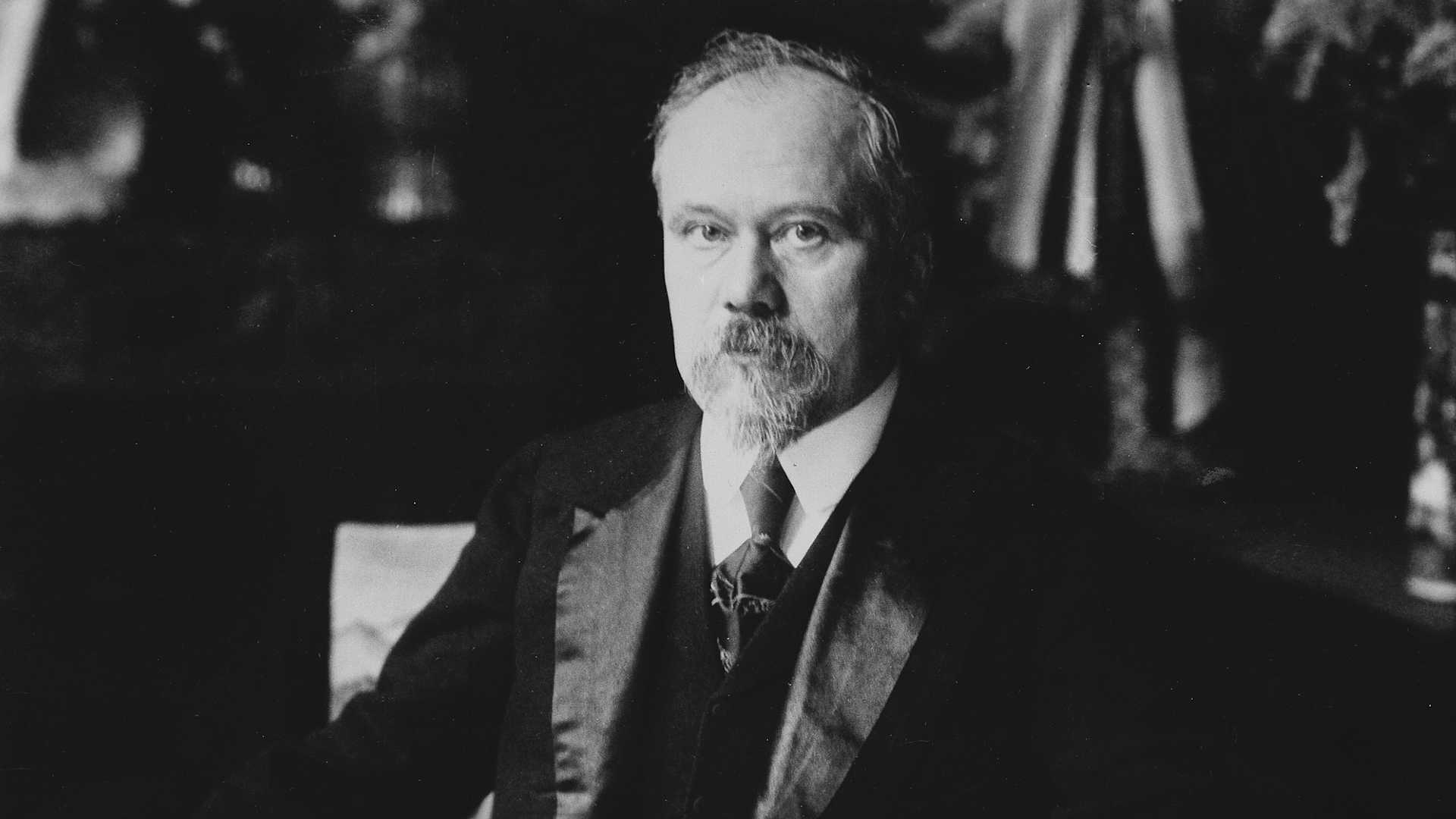 (Eingeschränkte Rechte für bestimmte redaktionelle Kunden in Deutschland. Limited rights for specific editorial clients in Germany.) Poincaré, Raymond *20.08.1860-15.10.1934+Politiker, Ministerpraesident, Frankreich1913-1920 Praesident der Republik- Portrait am Schreibtisch- undatiert (um 1920) (Photo by ullstein bild/ullstein bild via Getty Images)