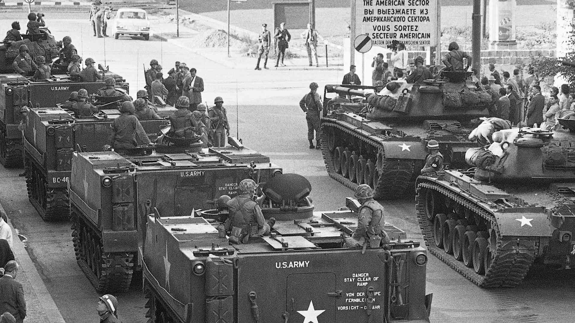(GERMANY OUT) Germany Berlin (West) Kreuzberg - Berlin crisis - The construction of the wall. US tanks at the Allied border crossing point Checkpoint Charlie. - October 1961 (Photo by Herbert Maschke/ullstein bild via Getty Images)
