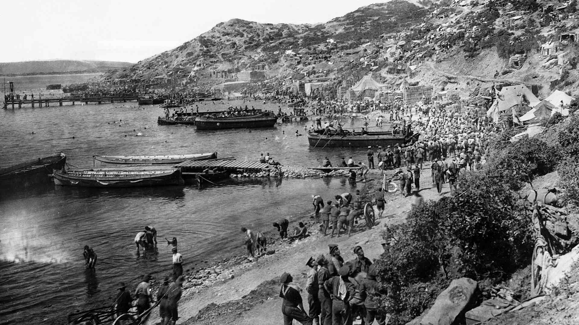 Troops land at Anzac Cove in the Dardanelles during the battle between Allied forces and Turkish forces at the Gallipoli Peninsula for access to the strategic Sea of Mamora and eventually to Constantinople (Istanbul). In February 1915 Turkish mines sank 6 British battleships, causing the naval assault on the Dardanelles to stall. A second Allied landing at Gallipoli failed in August and British forces evacuated Gallipoli in November 1915. (Photo by © Hulton-Deutsch Collection/CORBIS/Corbis via Getty Images)
