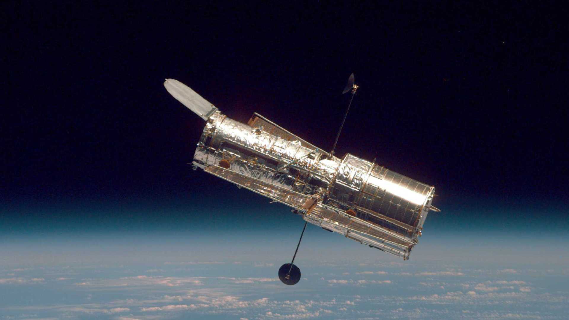 IN SPACE: (FILE PHOTO) In this handout from the National Aeronautical Space Administration (NASA), the Hubble Space Telescope drifts through space in a picture taken from the Space Shuttle Discovery during Hubble?s second servicing mission in 1997. NASA annouced October 31, 2006 that hte space agency would send a space shuttle to the Hubble Telescope for a fifth repair mission no earlier than May of 2008. (Photo by NASA via Getty Images)