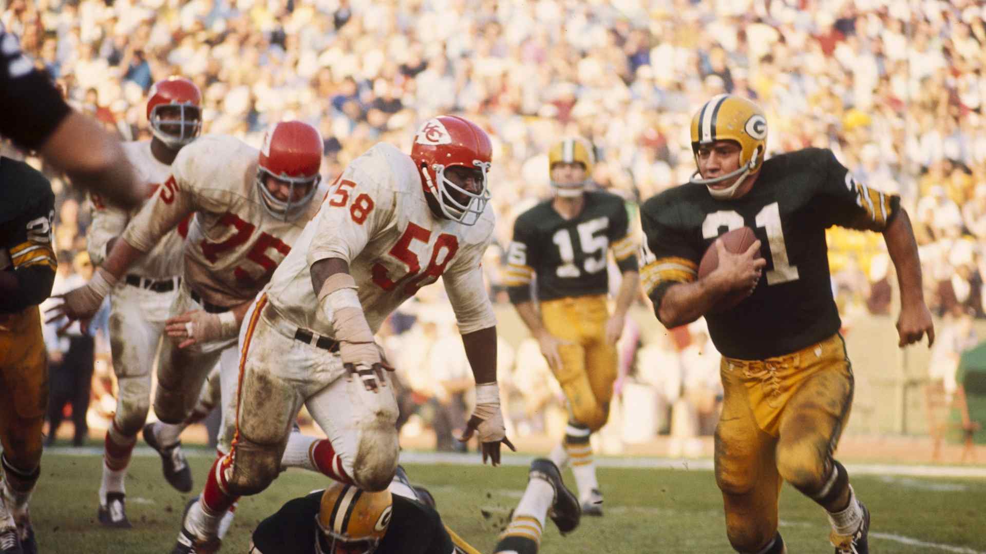 Green Bay Packers Hall of Fame fullback Jim Taylor (31) carries the ball during Super Bowl I, a 35-10 victory over the Kansas City Chiefs on January 15, 1967, at the Los Angeles Memorial Coliseum in Los Angeles, California. (Photo by James Flores/Getty Images)